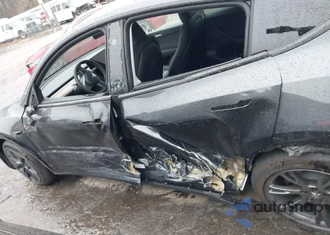 2024 Tesla Model Y Long Range Dual Motor All-Wheel Drive/Rwd z USA, uszkodzony, nr VIN 7SAYGDEDXRF099834